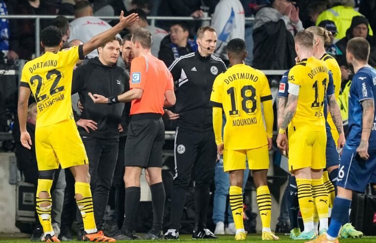 4 1 দর্শকের ঘুষিতে রেফারি হাসপাতালে