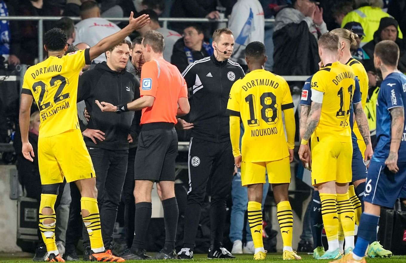 4 1 দর্শকের ঘুষিতে রেফারি হাসপাতালে