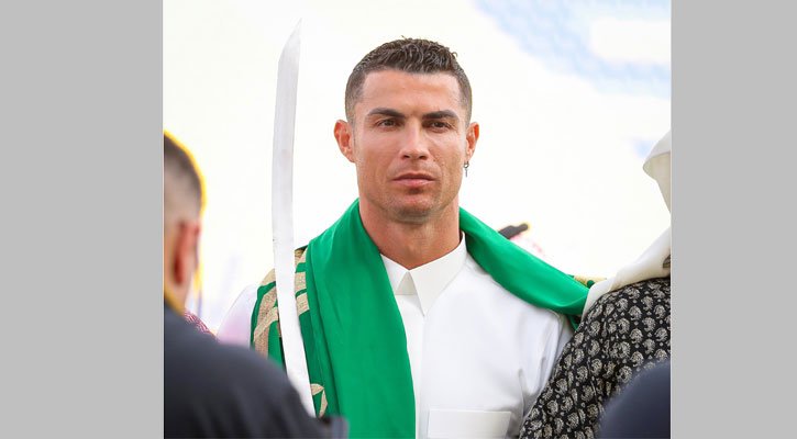 সৌদি আরবের প্রথাগত পোশাক পরে অস্ত্র হাতে ক্রিশ্চিয়ানো রোনালদো