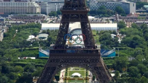 আইফেল টাওয়ার থেকে সরবে না অলিম্পিক রিং