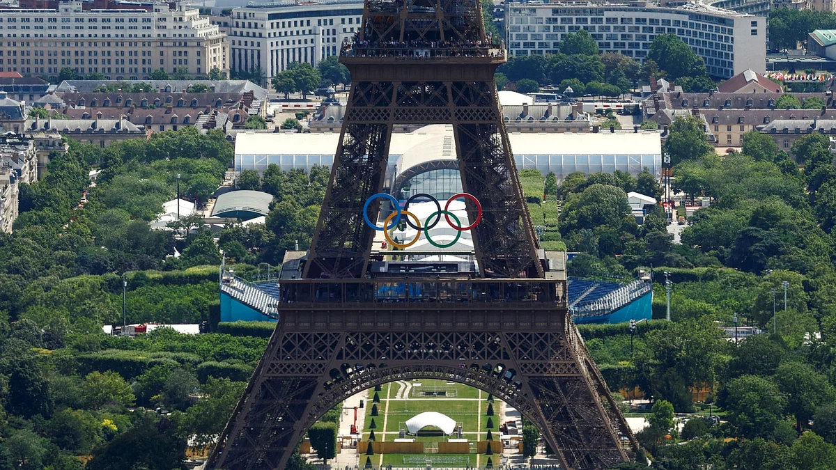 আইফেল টাওয়ার থেকে সরবে না অলিম্পিক রিং