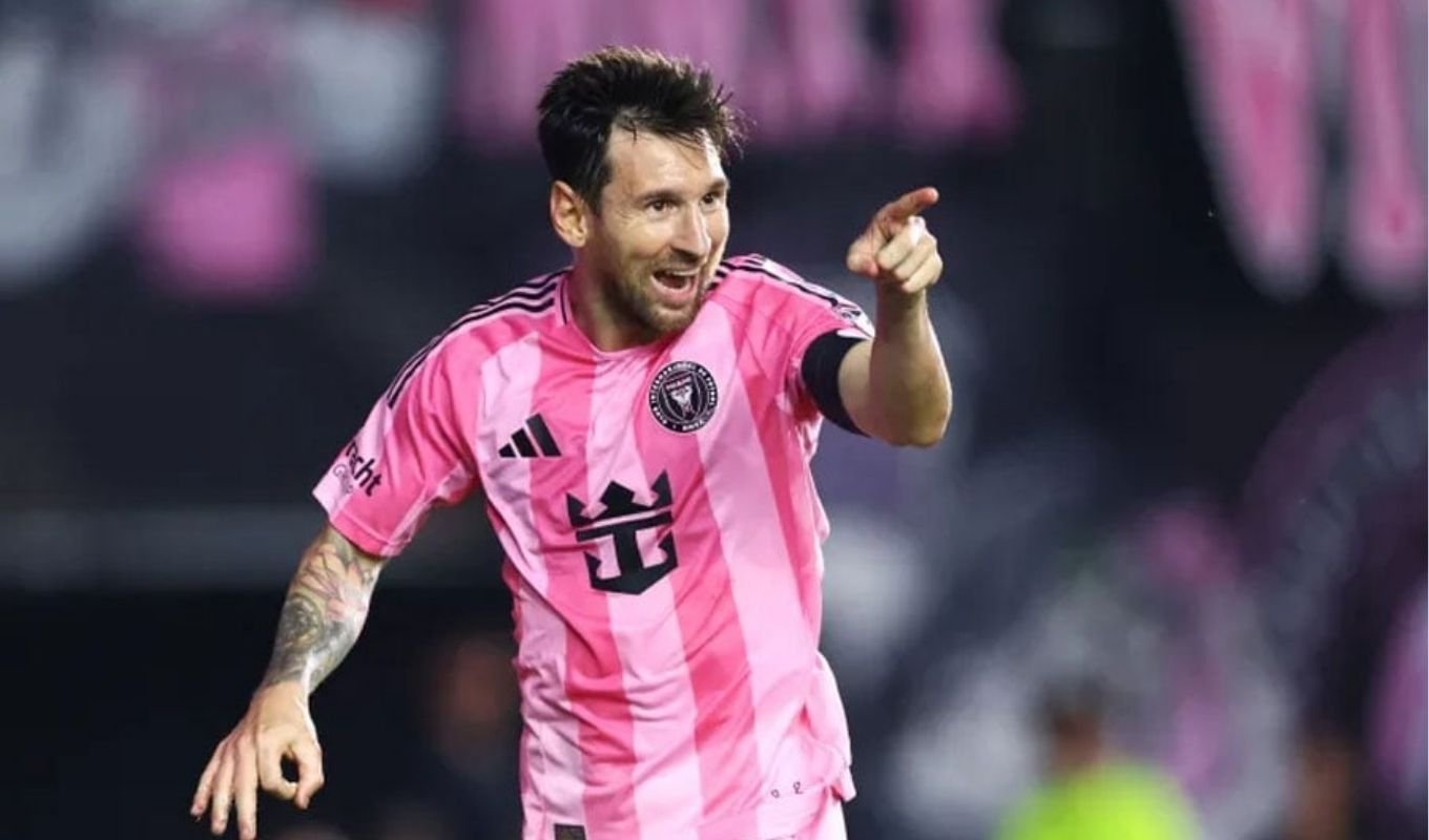 মেসির জোড়া গোলে প্লে অফে মায়ামির উড়ন্ত সূচনা মেসির জোড়া গোলে প্লে-অফে মায়ামির উড়ন্ত সূচনা