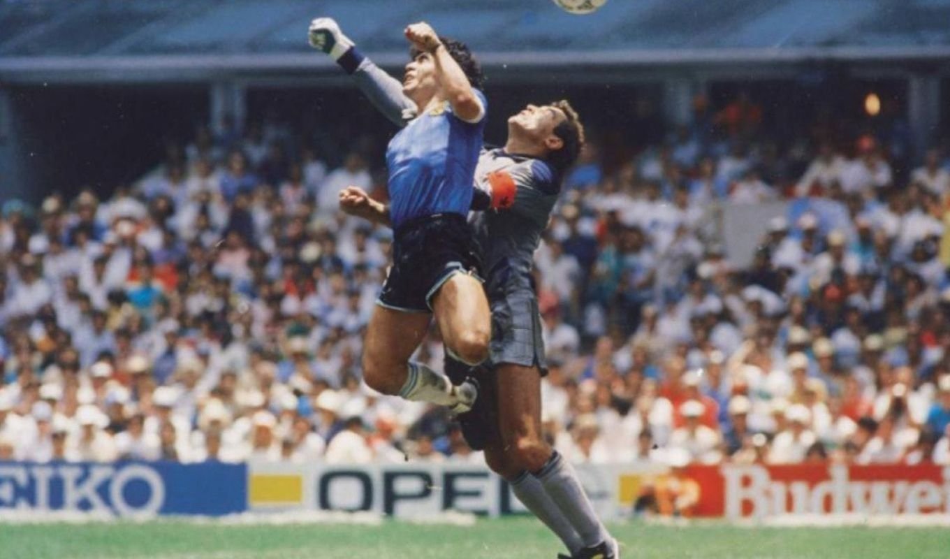 যে ৪ মিনিট ফুটবল ইতিহাসে ম্যারাডোনার নাম অমর করে দিয়েছে 1 যে ৪ মিনিট ফুটবল ইতিহাসে ম্যারাডোনার নাম অমর করে দিয়েছে