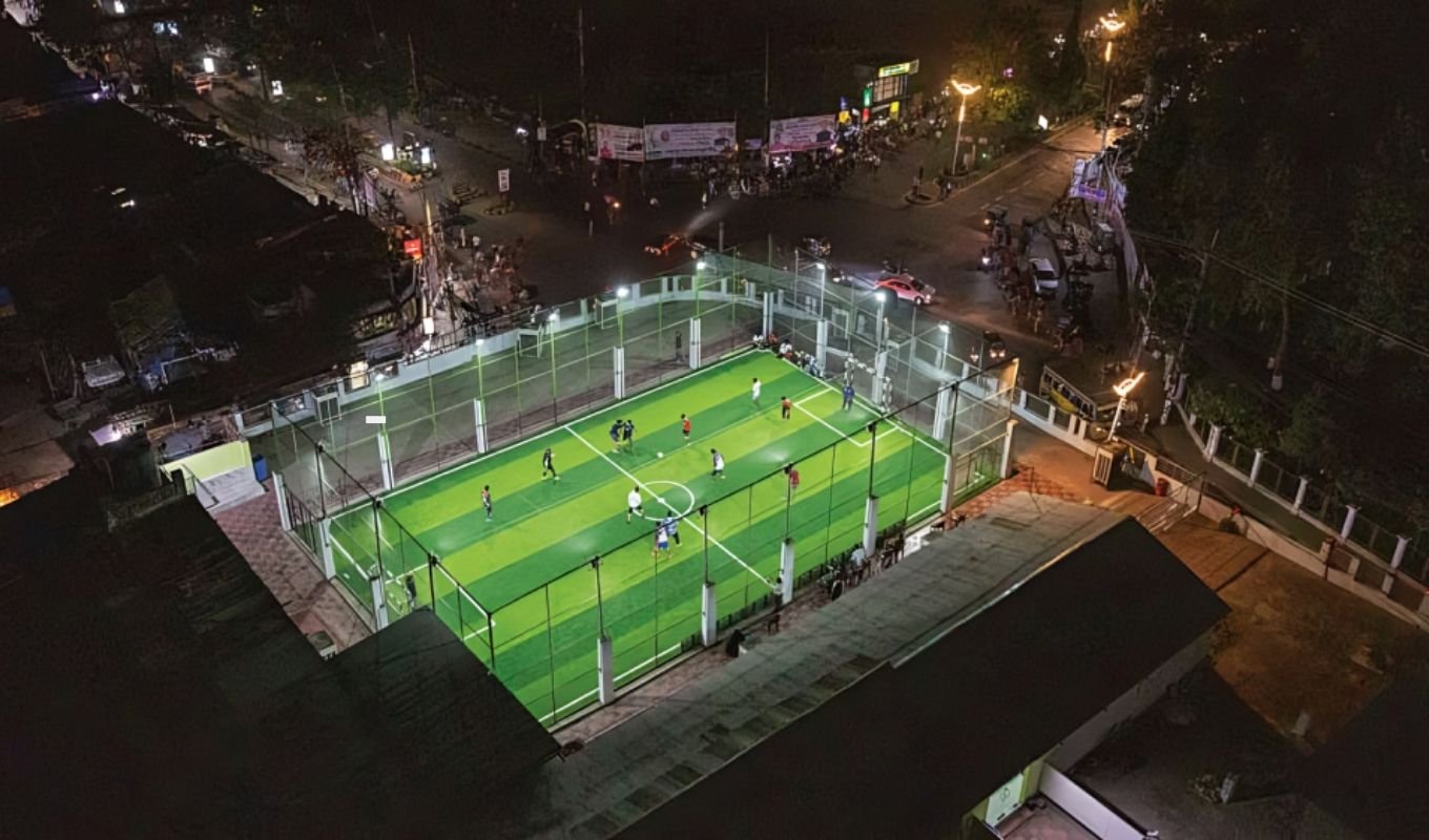 হারানো মাঠের স্মৃতি আর ইনডোর স্পোর্টসের উত্থান মাঠ হারিয়ে ফুটসালের ব্যবসা: শহুরে জীবনে খেলার নতুন রূপ