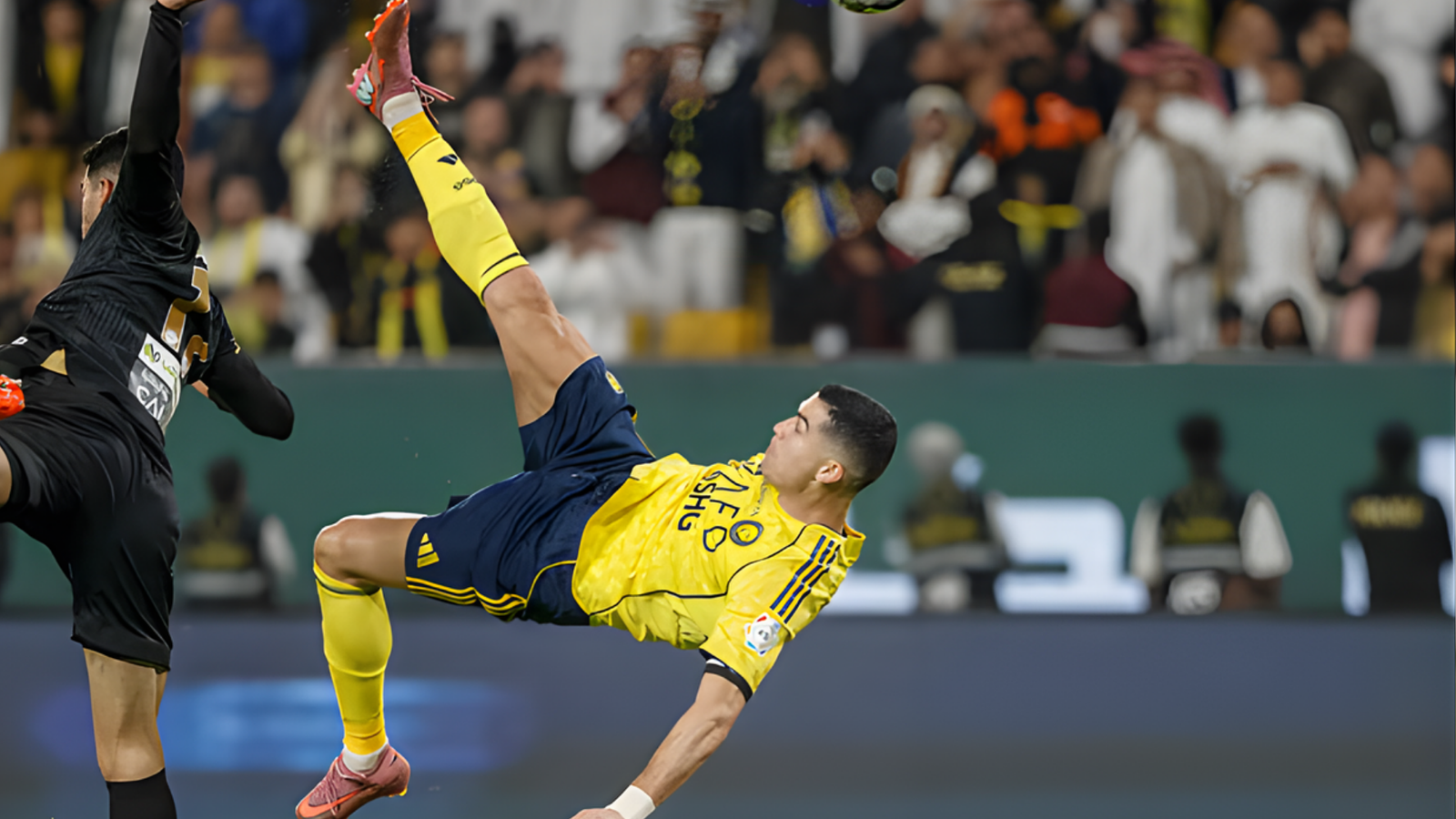40 and Still Flying Ronaldos Insane Bicycle Kick Goal Shocks the Football World ৪০ বছর বয়সেও রোনালদোর উড়ন্ত বাইসাইকেল কিক! ফুটবল বিশ্ব আবার স্তব্ধ!