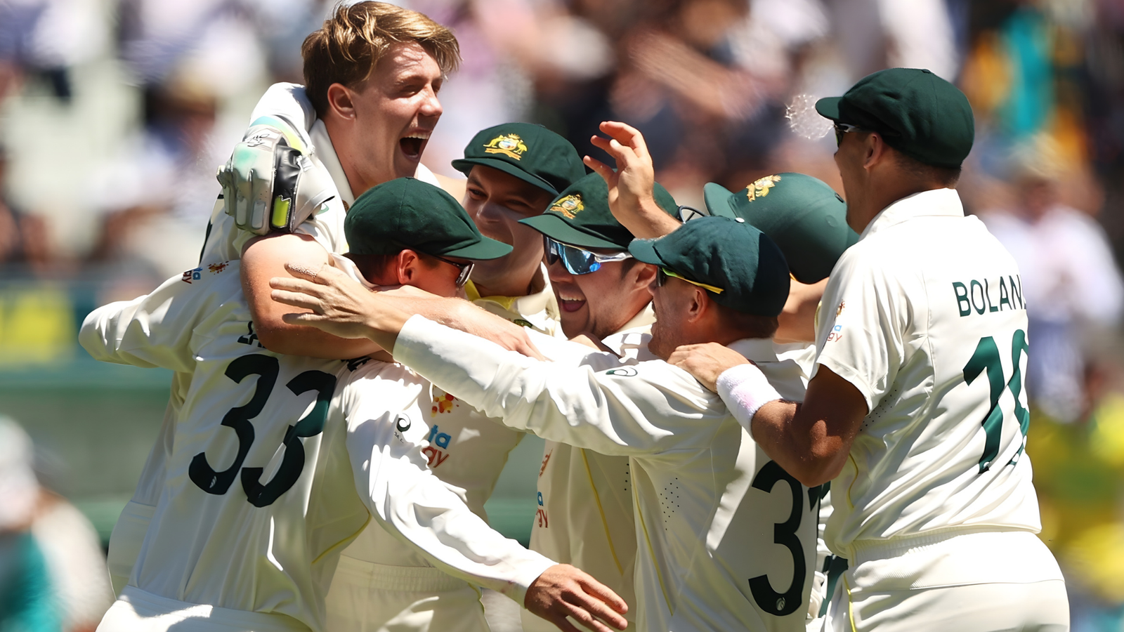 পার্থে ইংল্যান্ডের কাঁপানো হার কঠিন পাহাড় সামনে ইংল্যান্ডের ধাক্কা: অস্ট্রেলিয়ার বোলিংয়ে বিধ্বস্ত প্রথম ইনিংস