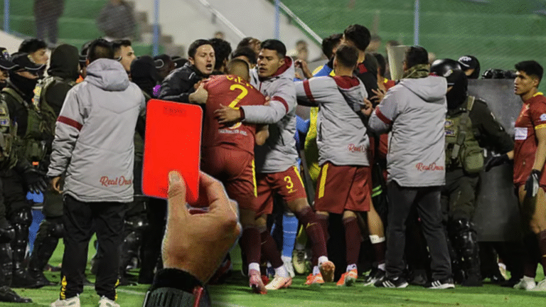ফুটবল নয় যেন যুদ্ধ—রেফারির এক ম্যাচেই ইতিহাসের লাল কার্ড রেকর্ড বলিভিয়ার মাঠ রণক্ষেত্র: ফিরতি লেগে অবিশ্বাস্য ১৭ লাল কার্ডের ঝড়!
